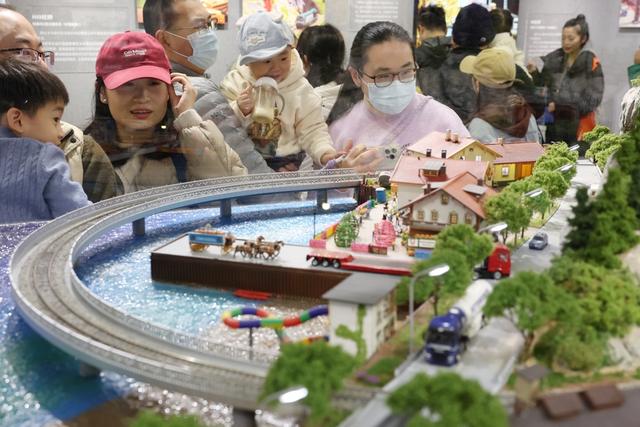 讲述中国火车的历史与荣光，在上海，“火车迷”大饱眼福！