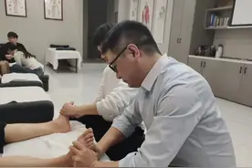凭“捏脚”绝活获补贴125万！网友：行行出状元图片