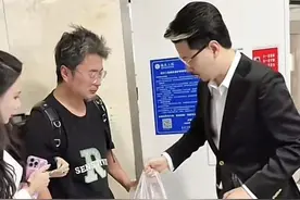 网红“国岳夫妇”捐30万现金给“烧伤妈妈”被指作秀，当事人：不影响做公益的心图片