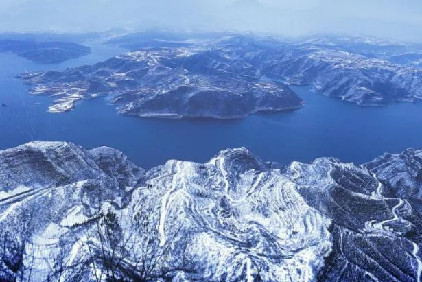 “洛阳怎么一下雪，就封神。”