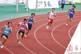 苏炳添率领广东队    4×100米接力夺冠图片