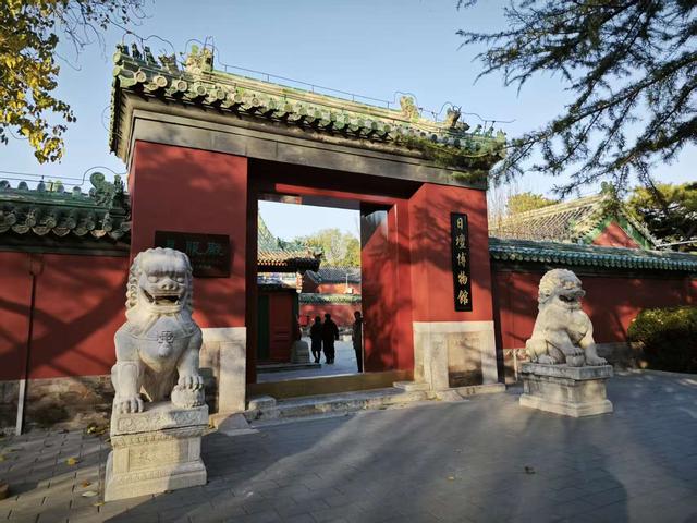 京城冬日迎暖阳，公园漫步享受闲适时光