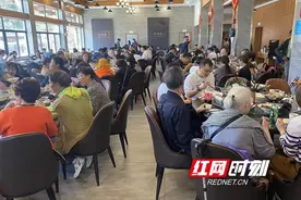 张家界国家森林公园：中餐“洋餐”齐上山 中外游客用餐无忧图片