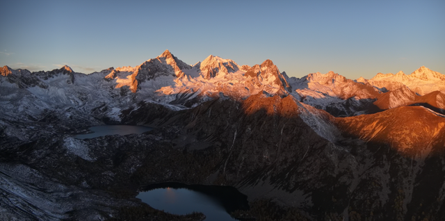 深秋甘孜：雪山彩林铺就的高原情书