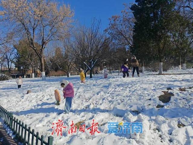 一年四季 泉在济南丨银装素裹 笑语满园——雪后济南动物园变身童趣天地