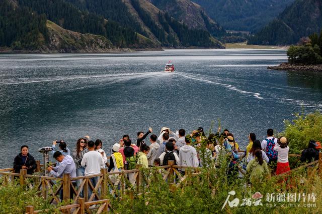 天山天池夏日风景美如画
