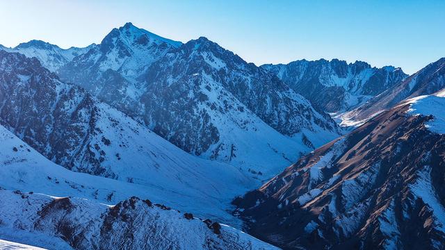 在黑山草原，邂逅淡蓝雪影与鎏金峰顶的浪漫