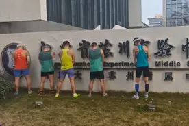 苏州马拉松多名跑者被曝在中学门口“小便”！组委会发文谴责图片
