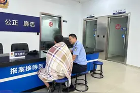 他想办张身份证，却意外找到失散20年的家人……图片