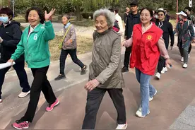 观众直呼“心疼”，《您的声音》社区女书记原型为工作白头图片