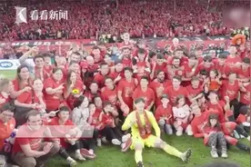 海港夺冠 武磊等人赶往崇明根宝基地看望恩师图片