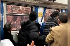 乘客被兵哥哥“投喂”整个车厢沸腾了视频封面