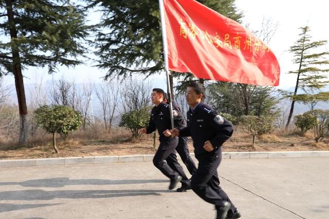 喜迎警察节丨商州公安举行“警徽耀顶峰 忠诚护平安”登山活动