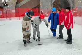 全球最大室内雪场正式营业，增设新手体验区后仍有“鱼雷”出没！耀雪冰雪世界：具有一定基础才能上雪道图片