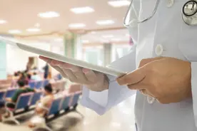 打哈欠下巴脱臼、踢正步自己骨折……“脆皮大学生”走红背后图片