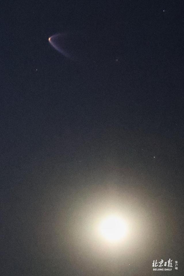 神舟二十一号飞船过境北京！掠月而过，多图直击