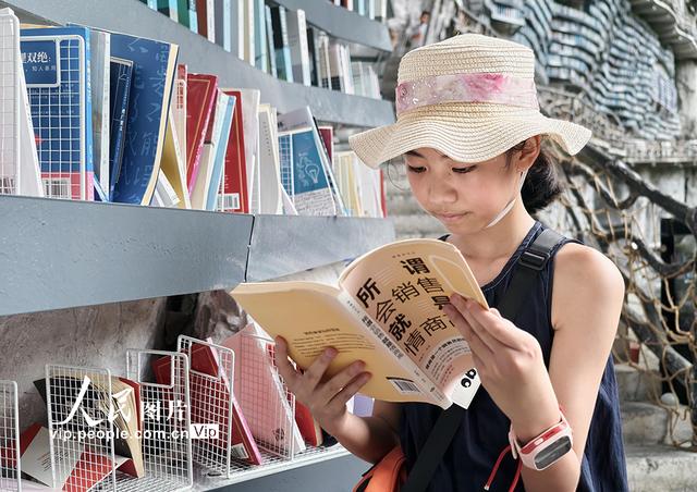 广西河池：天坑景区内的悬崖书店