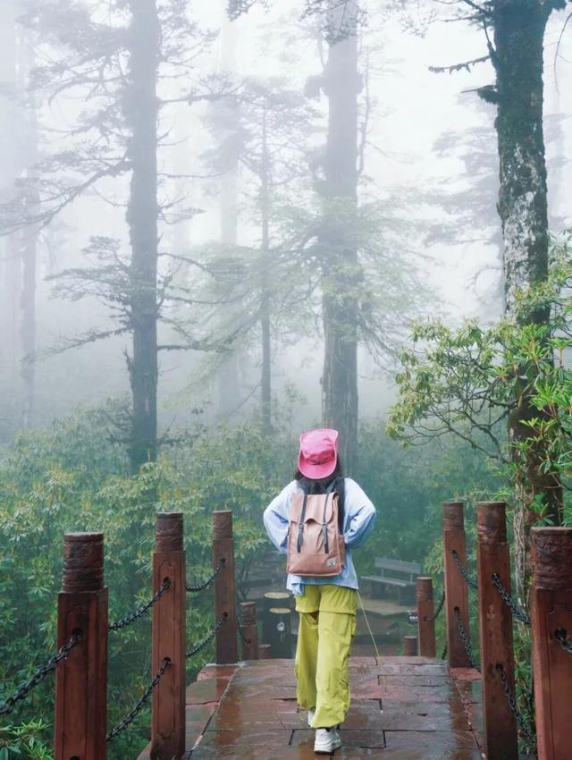 雨天瓦屋带点雾，恰似神仙在这住！