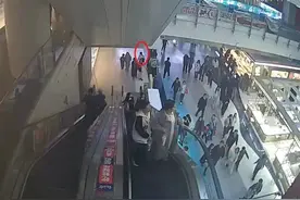 商场内女子被人尾随靠近……警方提醒！图片