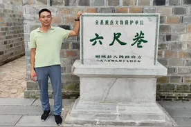 “中式英语”，从零学起！半岛记者连线在非洲给员工开会走红的“80后”胡振兴图片