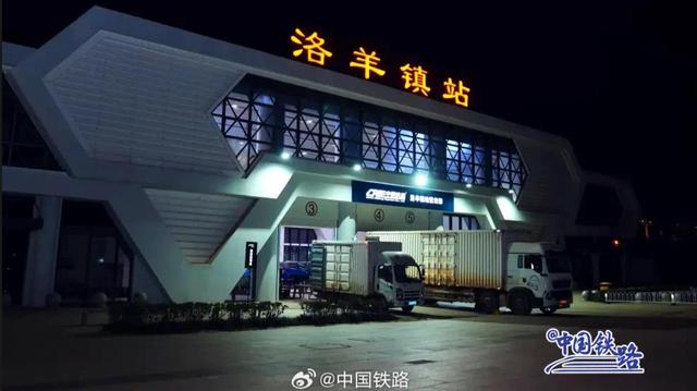 昆明一火车站试验列车撞人事故致11死2伤，医院：一名伤者凌晨送到了ICU，目前正在手术室