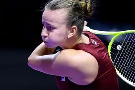 他被无限期停职！公开道歉！事发郑钦文比赛现场图片