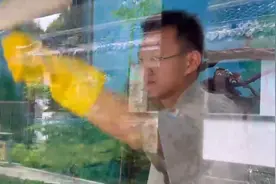 拾光|济南动物园会摄影的小熊猫“奶爸”图片