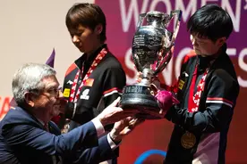 特写：多哈赛场的双重邂逅——新华社记者与孙颖莎先后偶遇巴赫图片