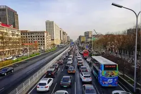 下班赶紧去加油！今天24时油价上调图片