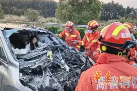 宁远县消防救援大队：女子高速撞上施工队 消防紧急救援图片