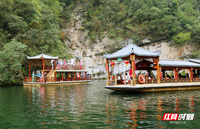 山水搭台非遗唱戏，张家界宝峰湖 “双节” 文旅融合引客来