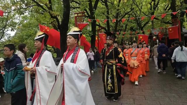 云轨凌虚揽烟霞：“崆峒号”国庆专列再续问道缘