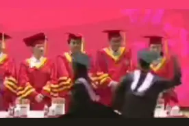 学生毕业典礼上挥拳打老师！复旦最新回应图片