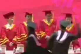 学生毕业典礼上挥拳打老师！复旦最新回应图片
