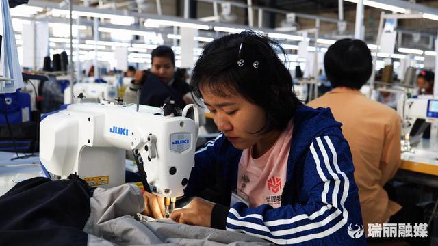 瑞丽尚程服饰：让缅籍员工他乡变“故乡”