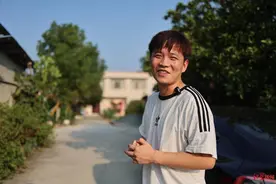 一个26岁男生留在村里拍老人，让40多万粉丝又笑又哭图片