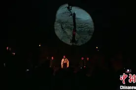 广西桂林岩洞中首演话剧《铸剑》图片