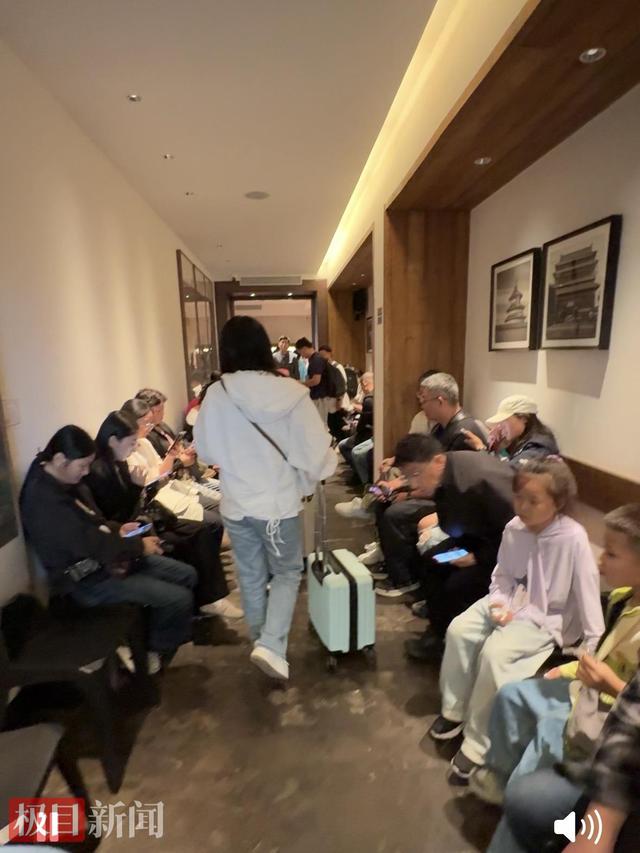故宫迎“十一”客流高峰，附近烤鸭店排队超1000桌，等位超4小时，店员：取了号就一定能吃上