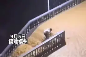 高校宿管阿姨独自一人在暴雨中，用弱小的身躯拖着防洪沙袋设法堵住宿舍大门图片