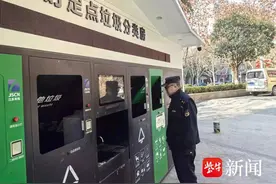 南京建邺城管开展临街垃圾分类亭房环境检查图片