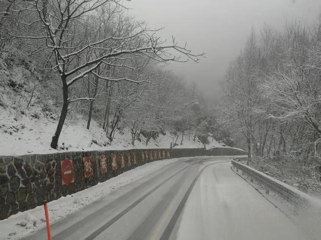 北京延庆：以雪为令，松闫路加速扫雪铲冰