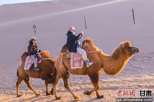 敦煌大漠秋色醉游人