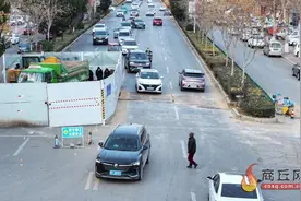 路口施工 注意安全图片