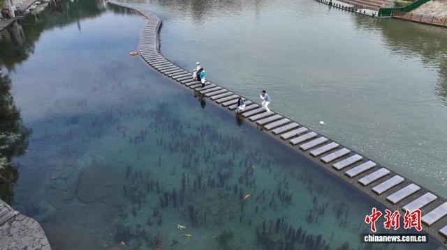 河北峰峰黑龙洞景区现“泾渭分明”景观