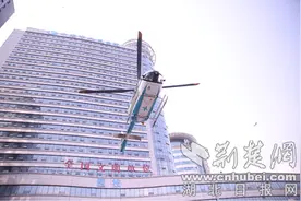 飞越海拔3000多米的“华中屋脊” 十堰人医直升机43分钟空降神农架急救多发伤患者图片