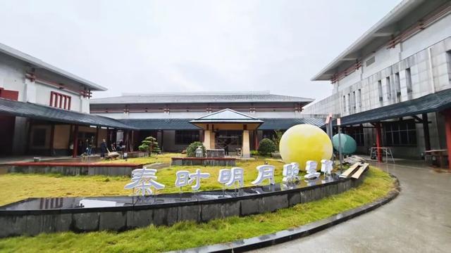 千年秦简焕新彩 古城雅韵迎客来