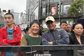 贵州民族团结大巡游｜70岁夫妻为看巡游改行程！“多彩贵州”实力圈粉，直呼“这趟太值了图片