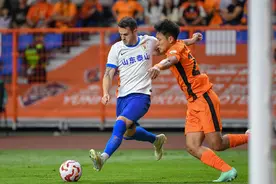 瓦科建功，武磊点射，泰山队1比1战平海港图片