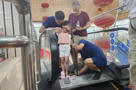 女孩穿洞洞鞋搭扶梯脚部不慎被卡 北京石景山消防紧急救人图片