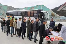 中铁三局天陇铁路项目部组织农民工开展健康体检图片